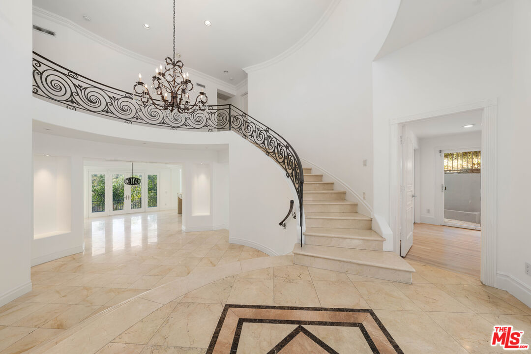 1425 North Tigertail Road Los Angeles, CA 90049 - Photo 4 of 28