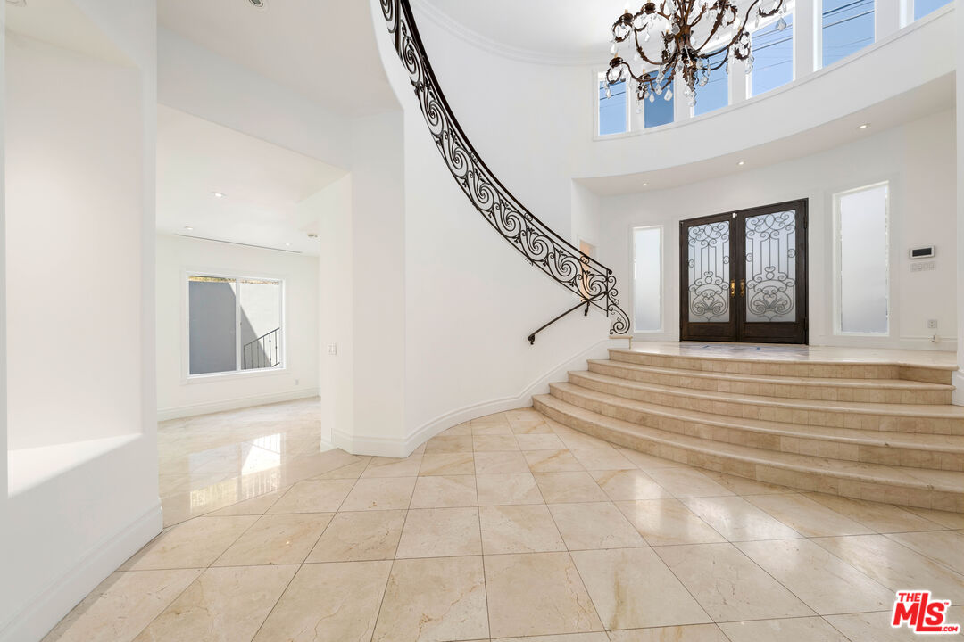 1425 North Tigertail Road Los Angeles, CA 90049 - Photo 6 of 28