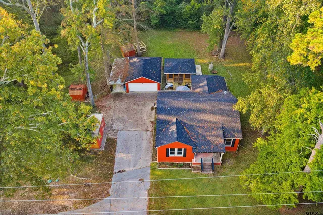 a sign that is on the wall of the building