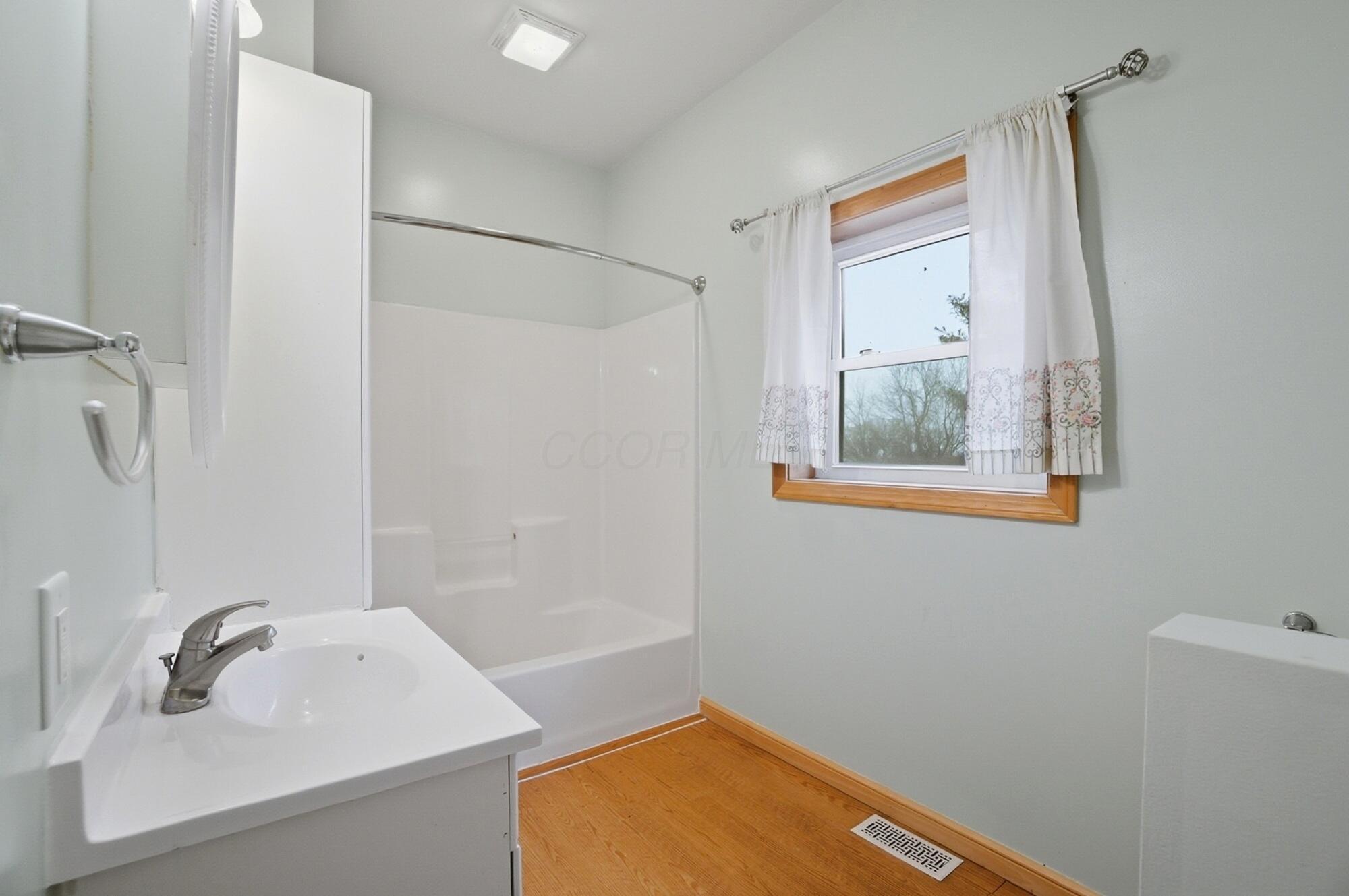 4840 Tschopp Road Northeast Lancaster, OH 43130 - Photo 28 of 58 Full Bath 1 - 4840 Tschopp Road NE, Lancaster, OH 43130