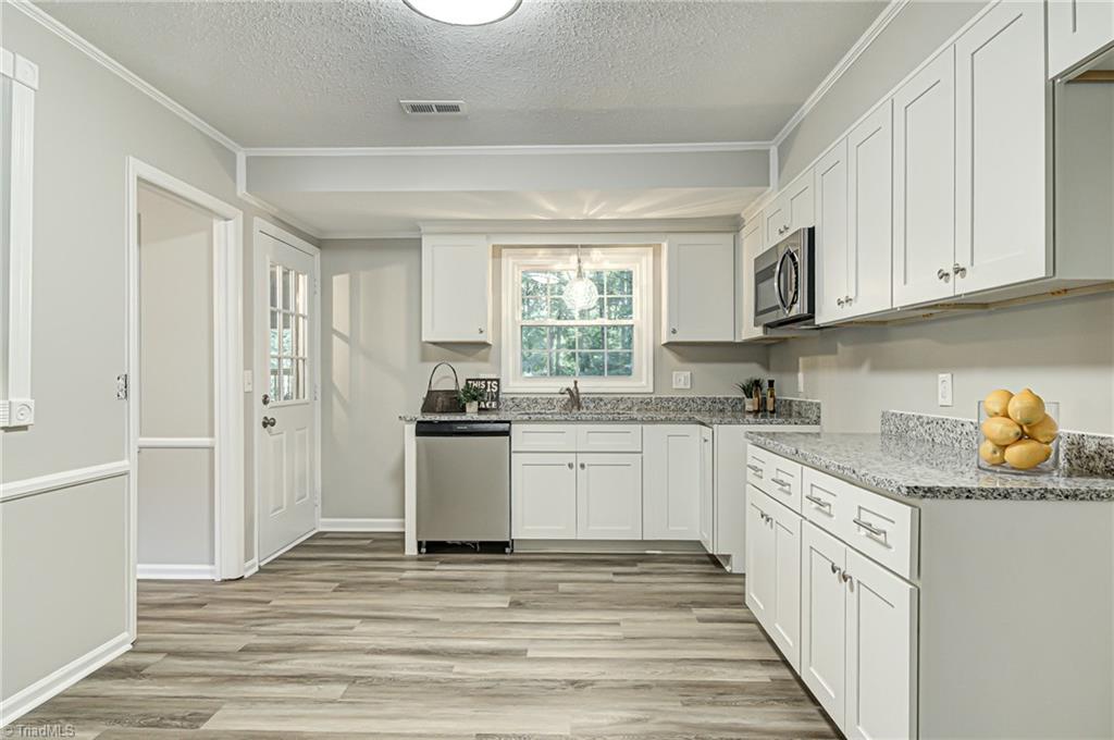 1811 River Dale Road Pfafftown, NC 27040 - Photo 4 of 30 Gallery Image 4