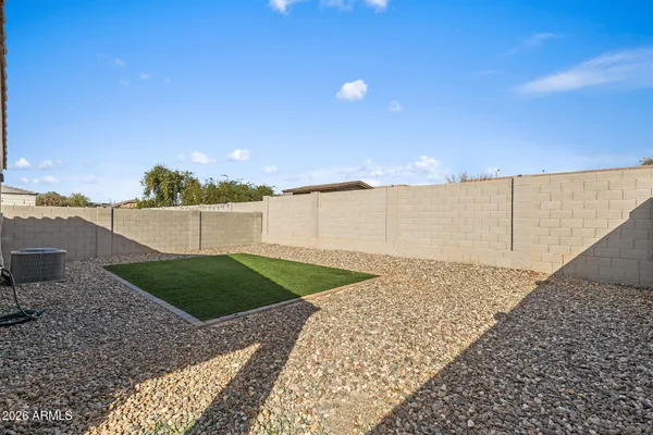 a view of a house with backyard