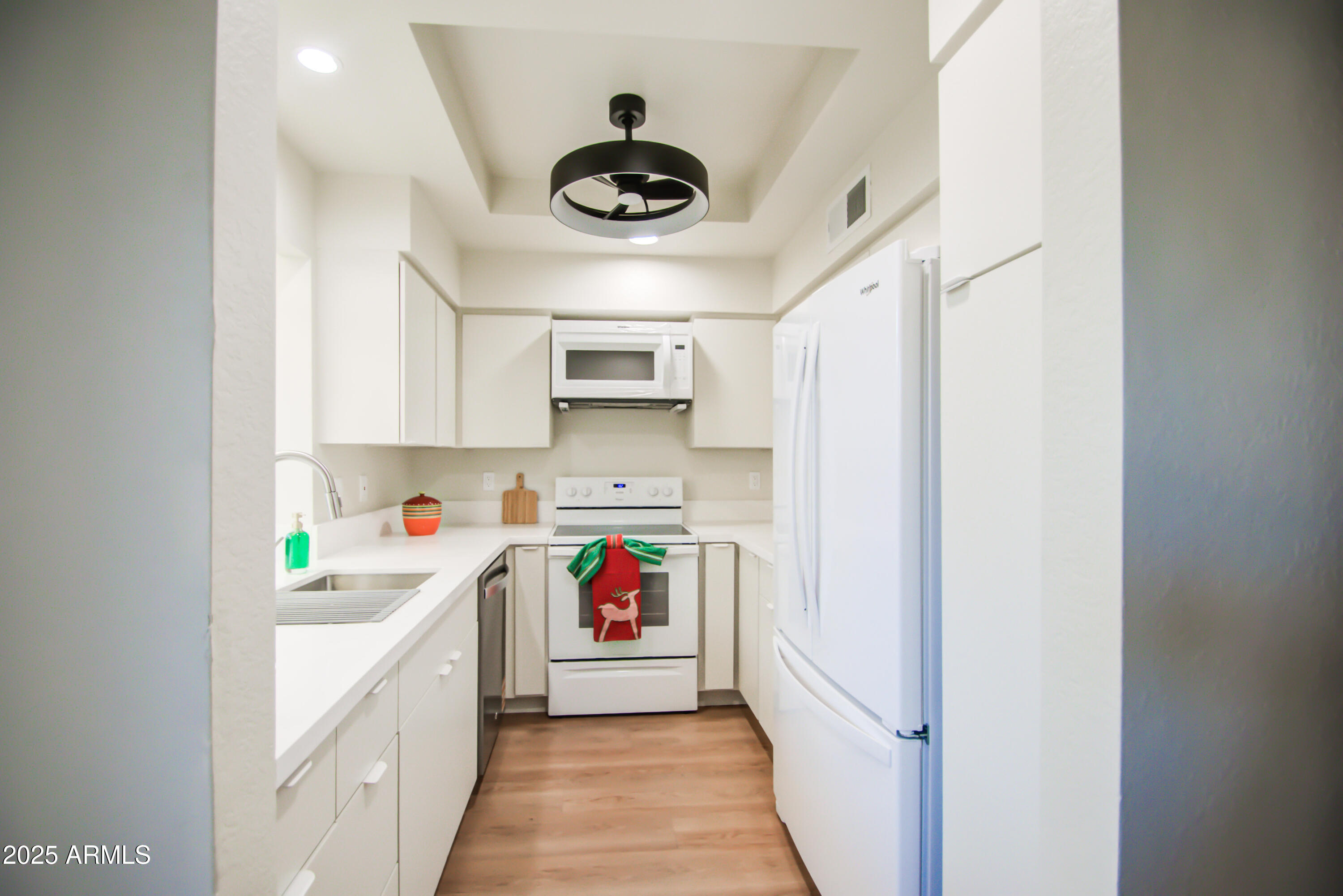 5640 East Bell Road, Unit 1010 Scottsdale, AZ 85254 - Photo 12 of 41 KITCHEN 3