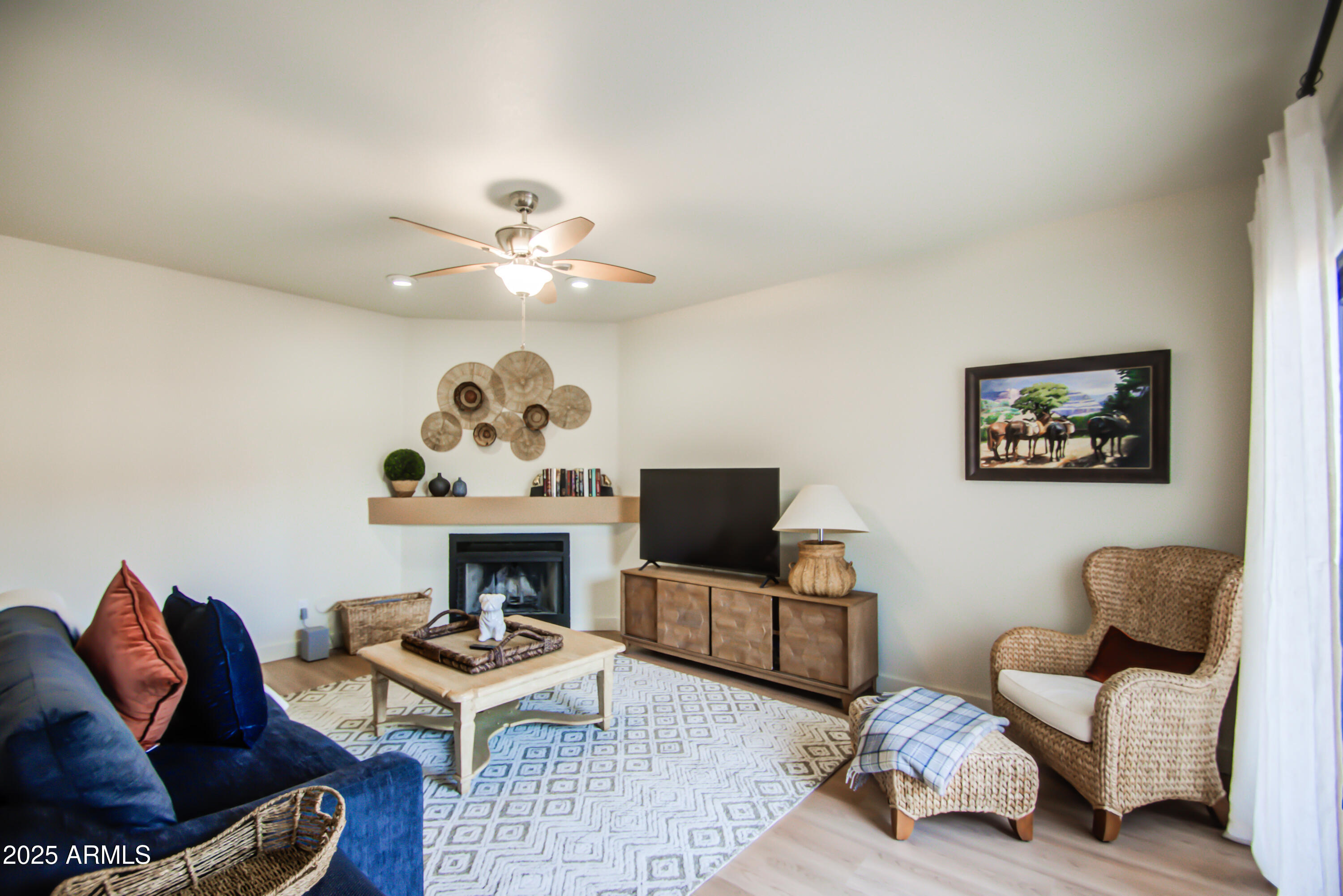 5640 East Bell Road, Unit 1010 Scottsdale, AZ 85254 - Photo 8 of 41 LIVING ROOM 3