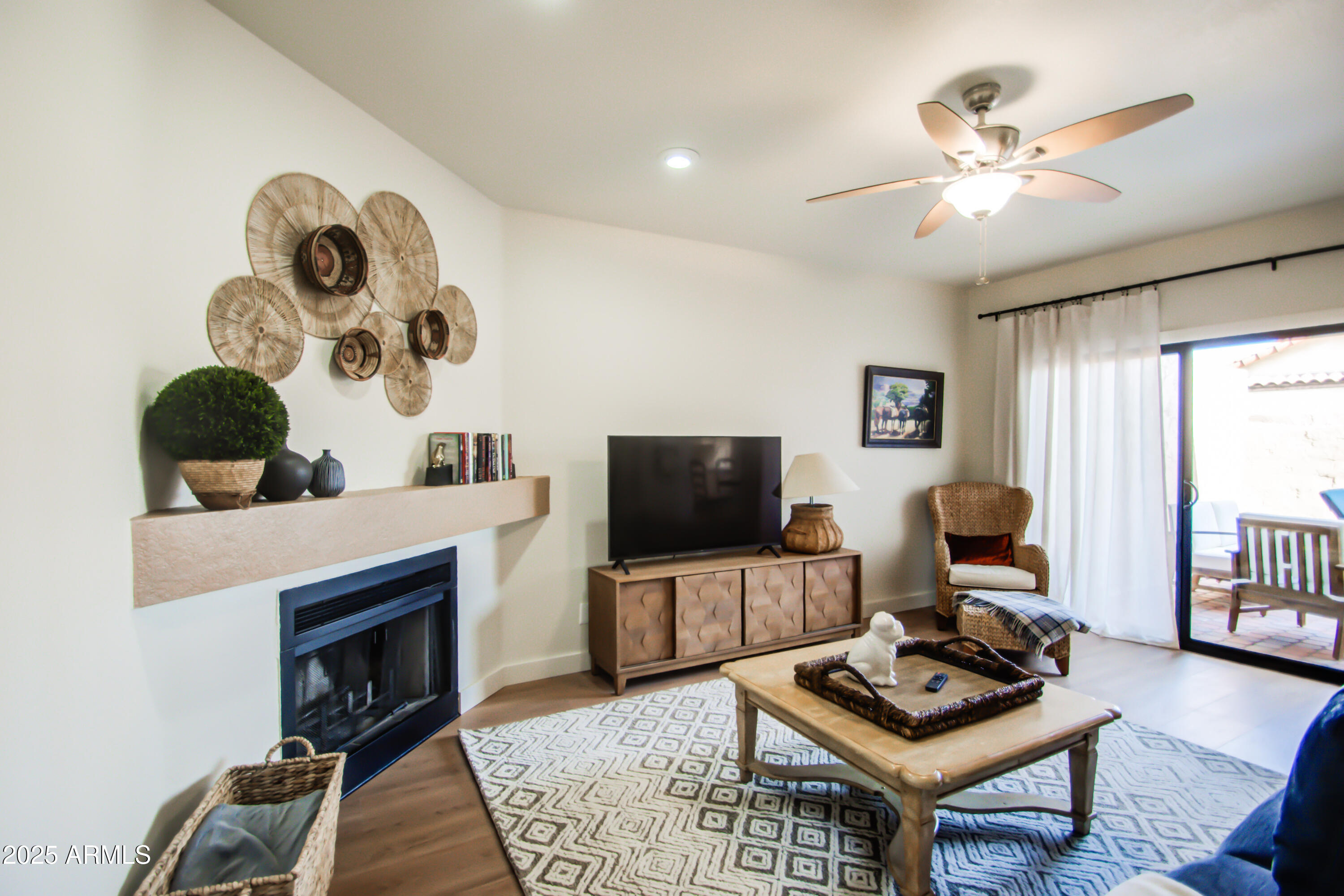 5640 East Bell Road, Unit 1010 Scottsdale, AZ 85254 - Photo 9 of 41 LIVING ROOM 2