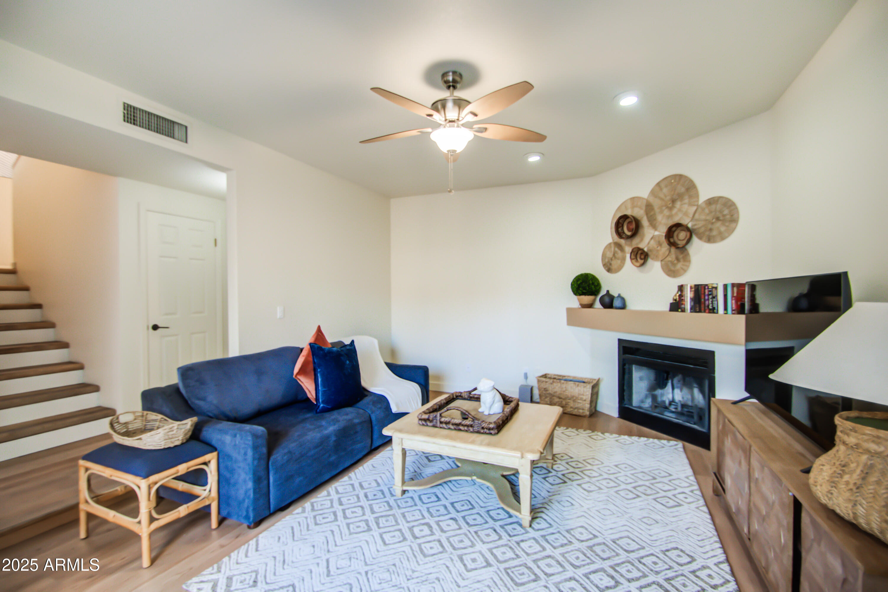 5640 East Bell Road, Unit 1010 Scottsdale, AZ 85254 - Photo 10 of 41 LIVING ROOM 1