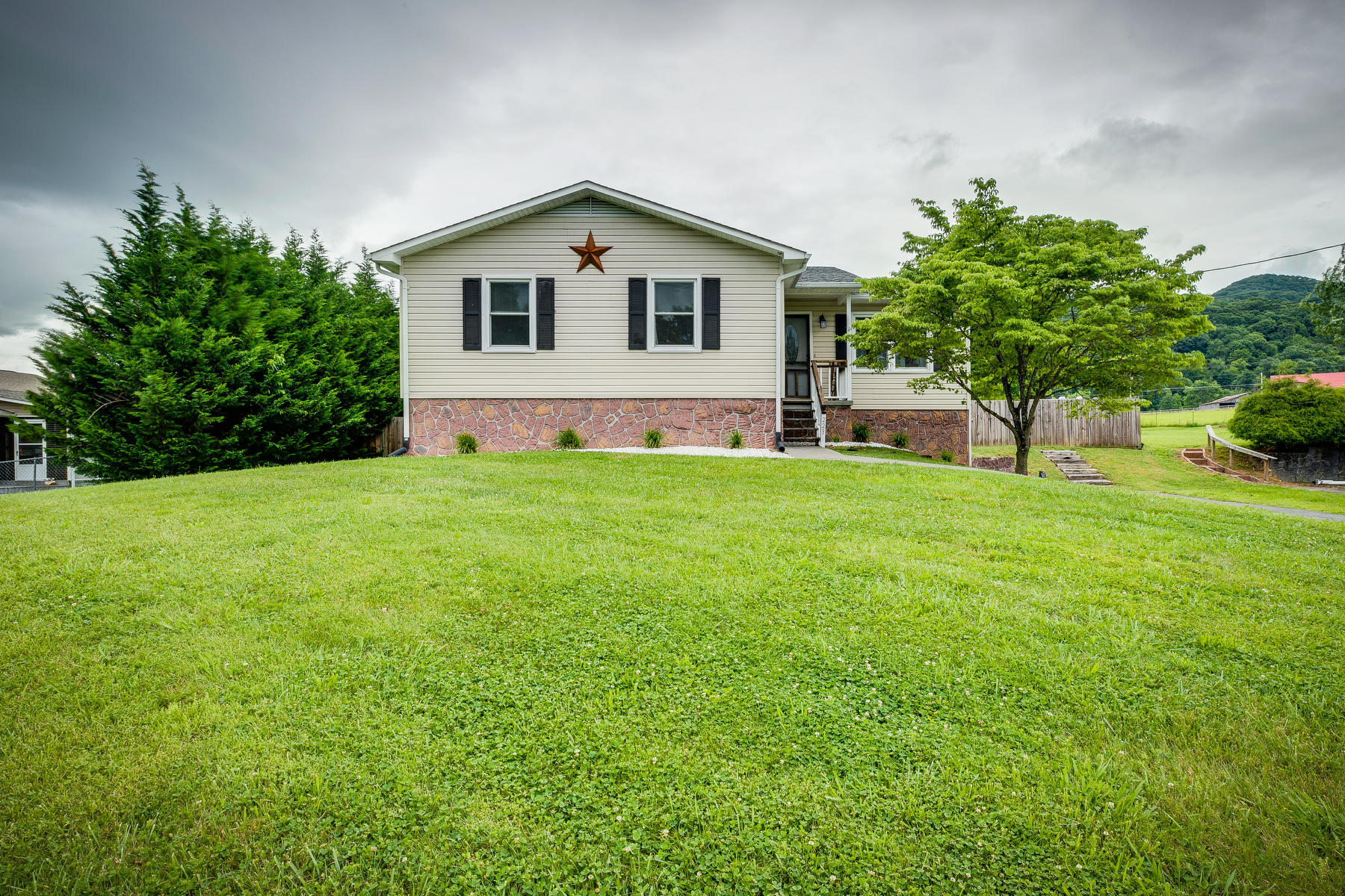 223 Hamilton Road Elizabethton, TN 37643 - Photo 1 of 45 001