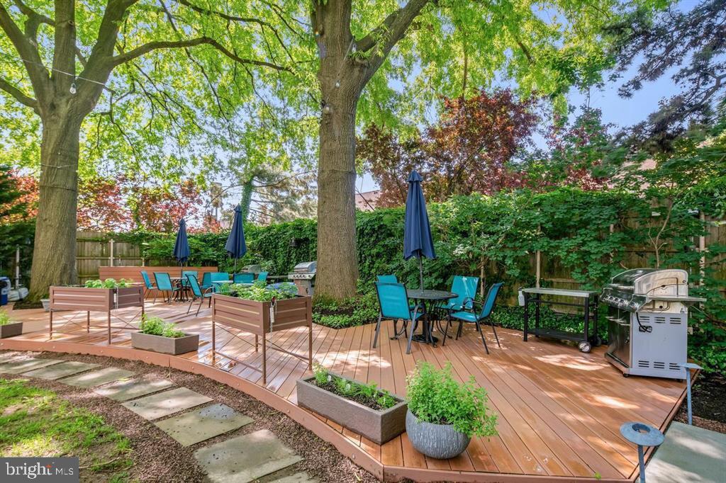200 Locust Street, Unit 29AN Philadelphia, PA 19106 - Photo 35 of 58 a view of a patio with couches table and chairs and potted plants