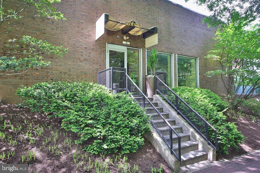 200 Locust Street, Unit 29AN Philadelphia, PA 19106 - Photo 43 of 58 a front view of a house with a yard