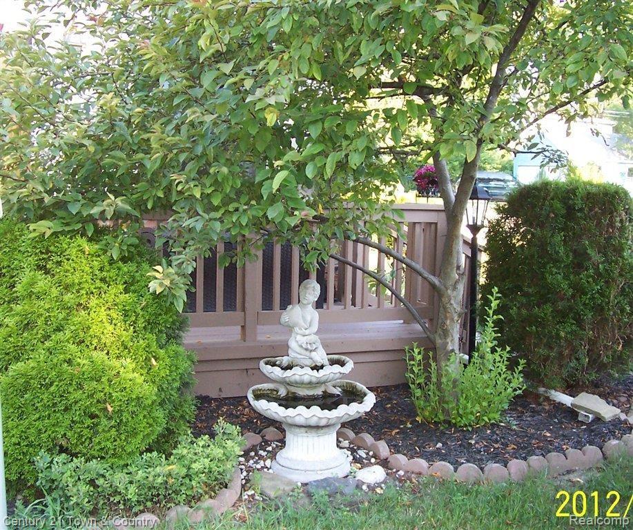 2800 Hessel Avenue Rochester, MI 48307 - Photo 3 of 17 FRONT LAWN.jpg