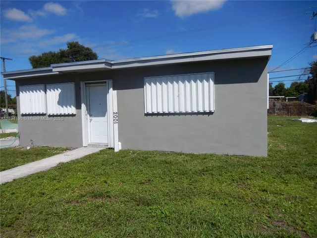 a front view of house with yard