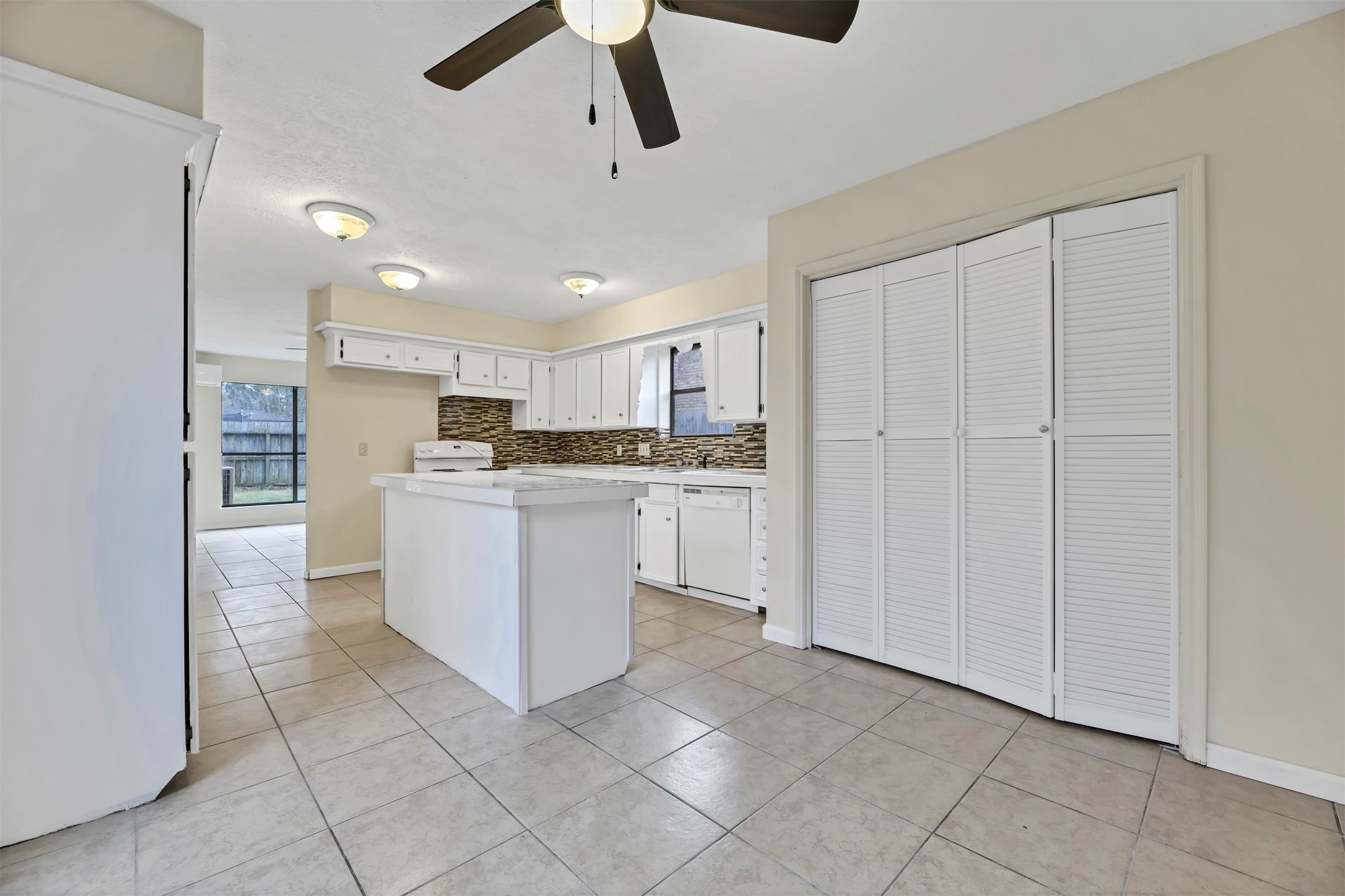 9842 Pinehurst Street Baytown, TX 77521 - Photo 14 of 34