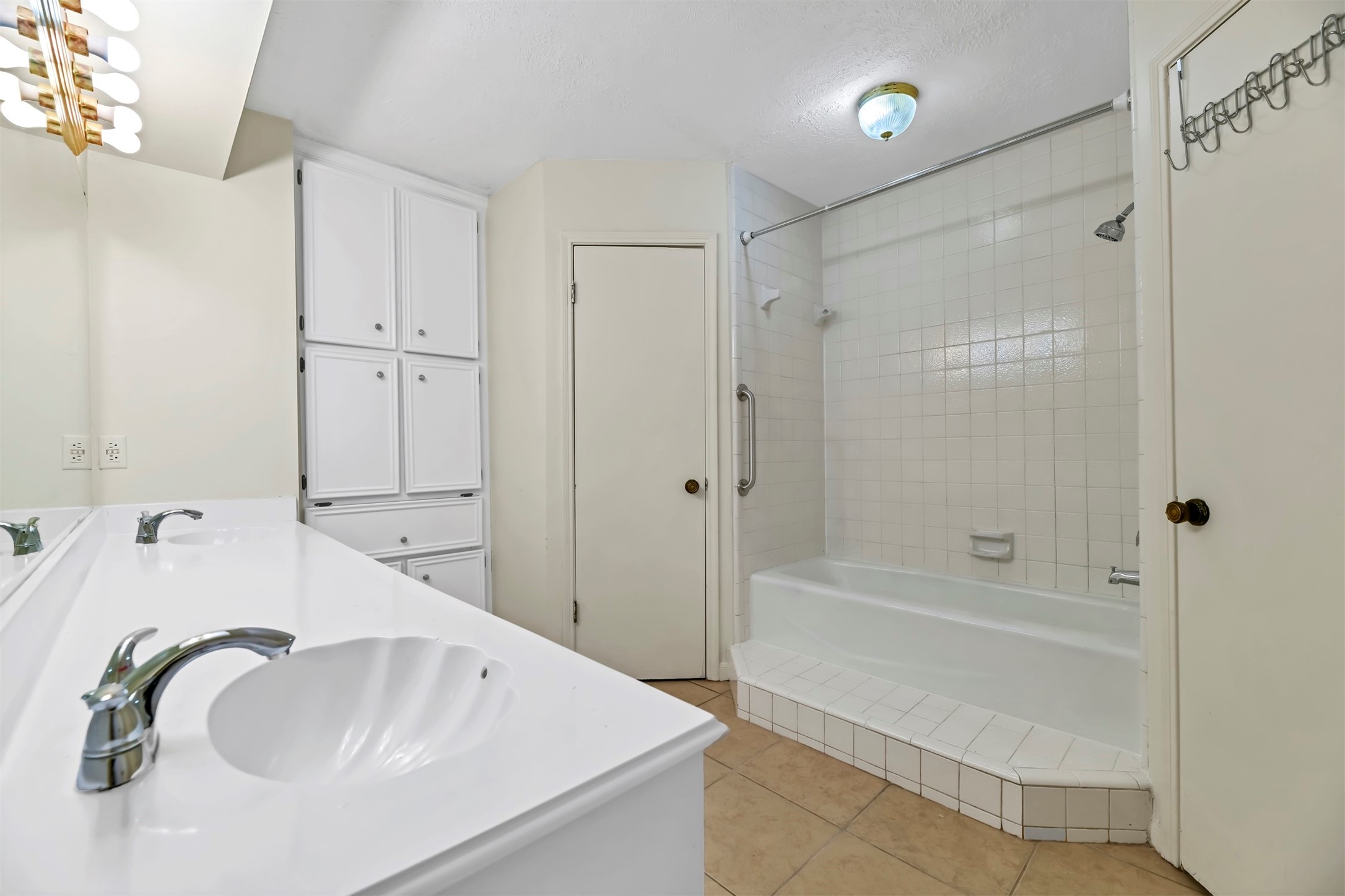 9842 Pinehurst Street Baytown, TX 77521 - Photo 23 of 34 Main bath