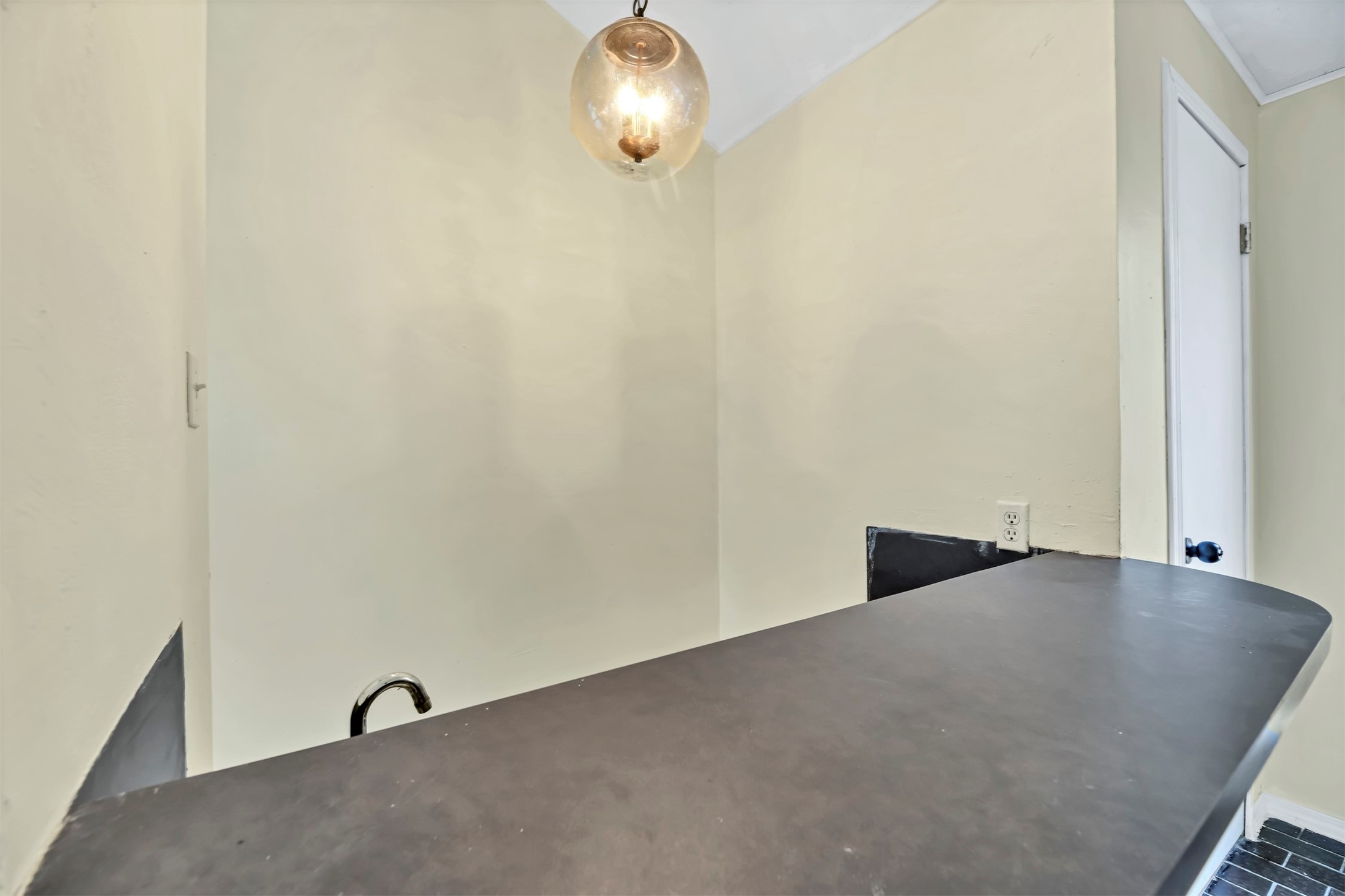 9842 Pinehurst Street Baytown, TX 77521 - Photo 8 of 34 Wet bar next to the living space