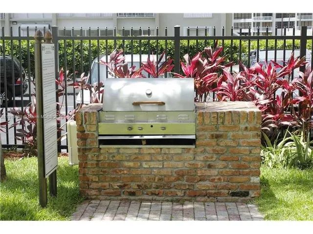 $2,650 | 1408 Brickell Bay Drive, Unit 612, Miami, FL 33131