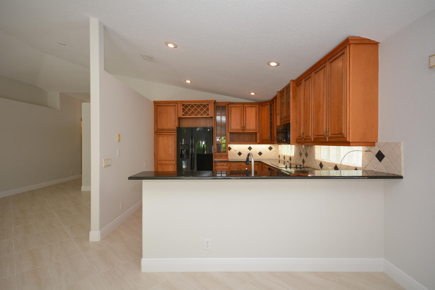 10784 Crescendo Circle Boca Raton, FL 33498 - Photo 9 of 41 Kitchen bar
