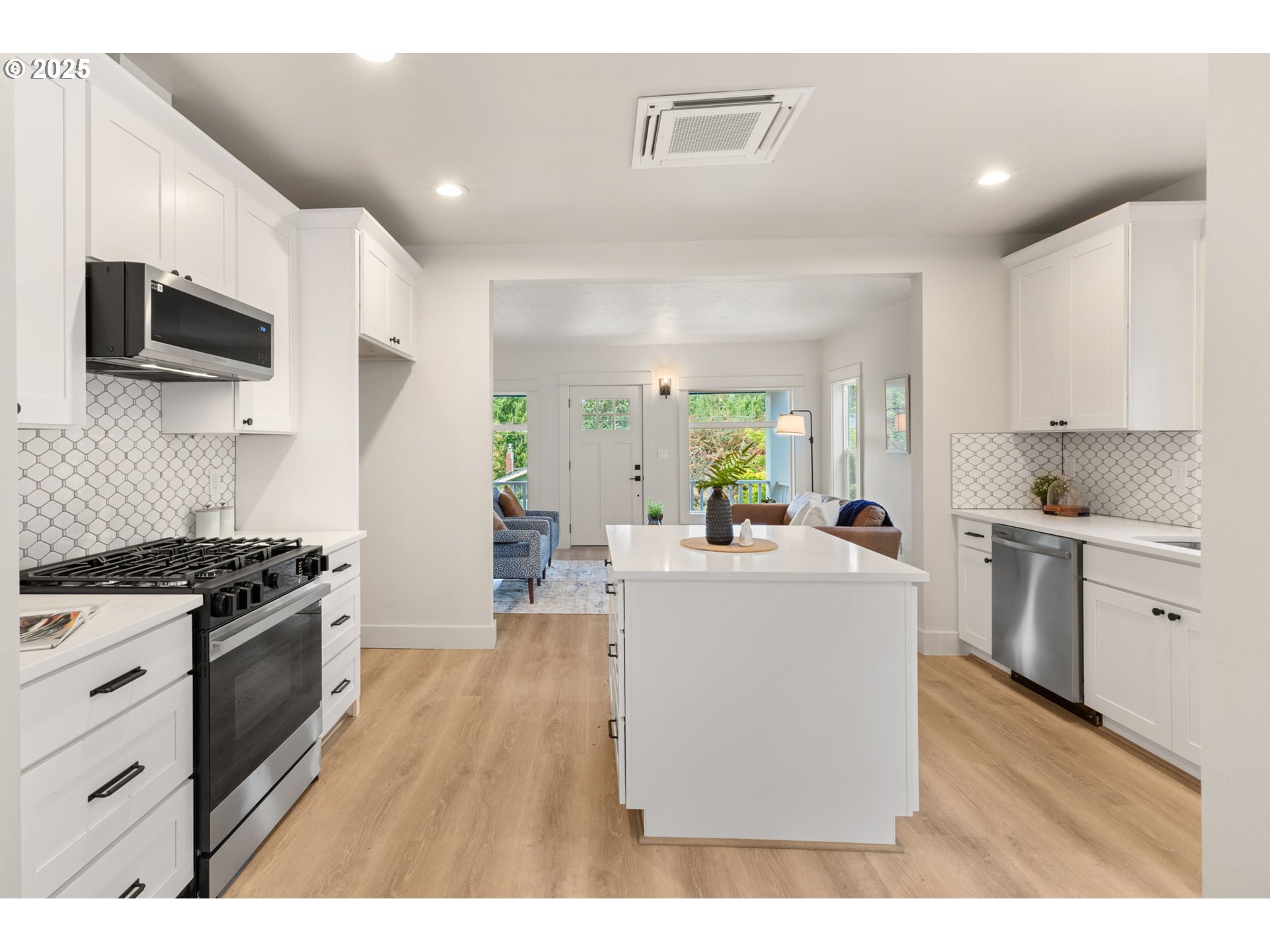 3604 Southwest Custer Street Portland, OR 97219 - Photo 9 of 22 Gallery Image 9
