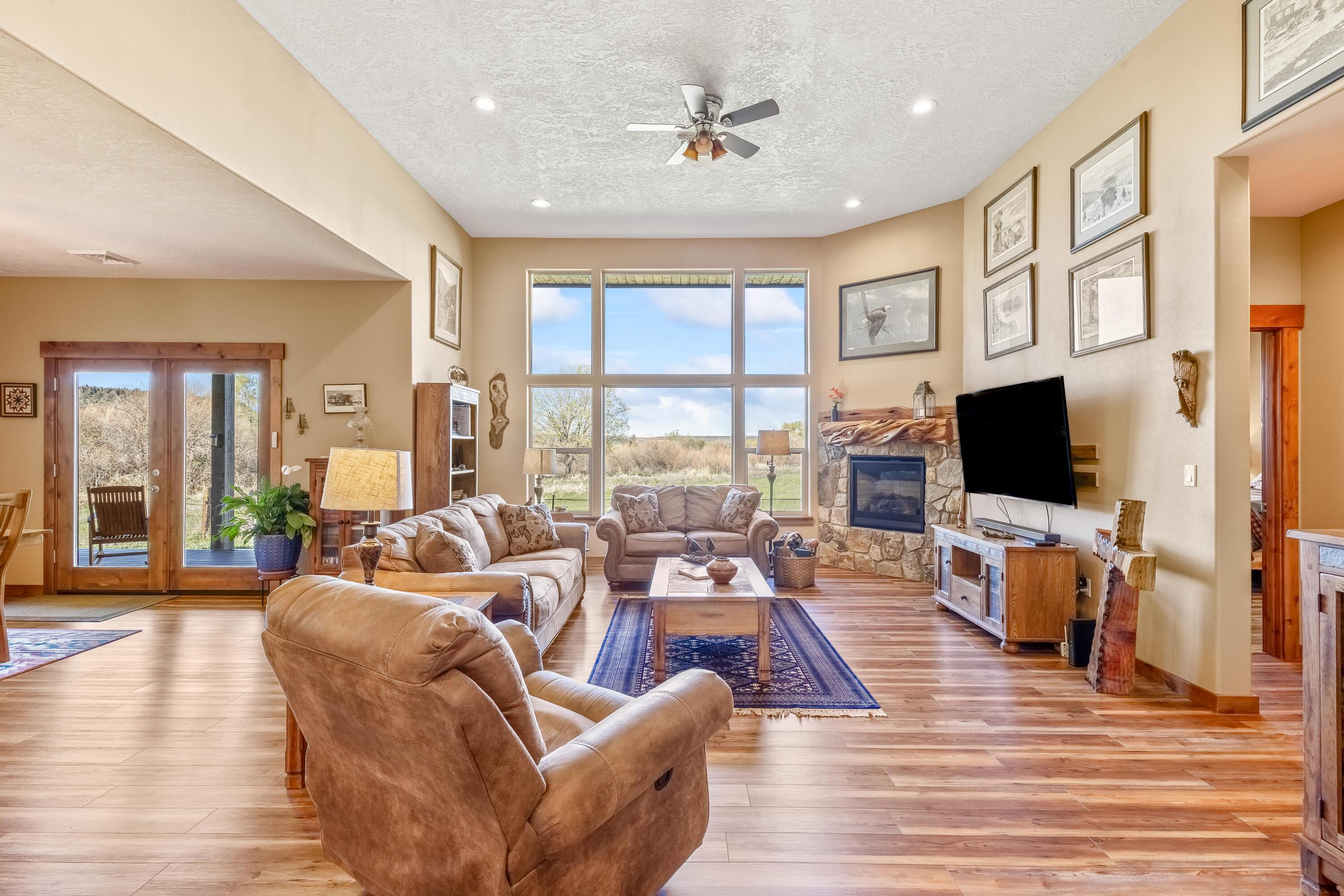 561 Southeast Stearns Road Prineville, OR 97754 - Photo 5 of 46