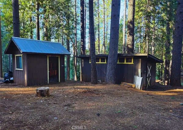 a view of a house with backyard and garden