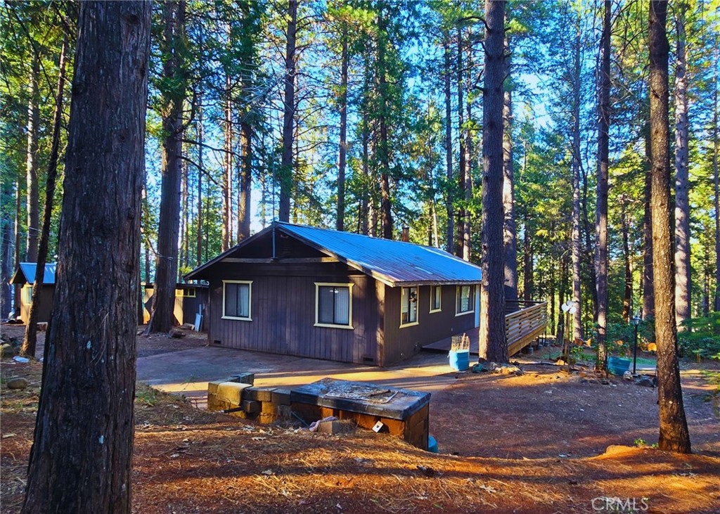 38 Weiss Hill Road Oroville, CA 95966 - Photo 5 of 27 a front view of a house with yard patio and outdoor seating