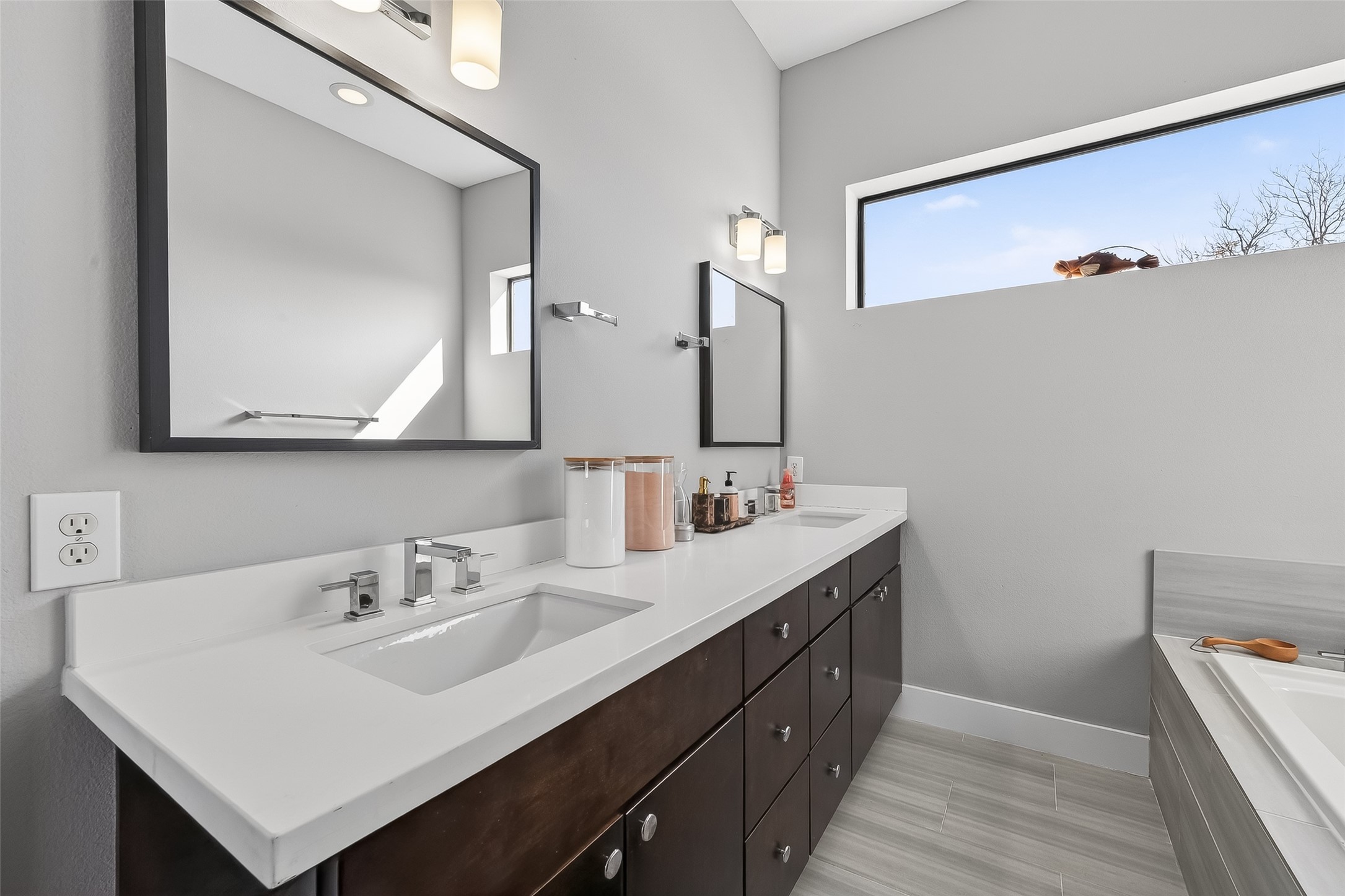 606 Pacific Street Houston, TX 77006 - Photo 33 of 41 a bathroom with a sink and a mirror