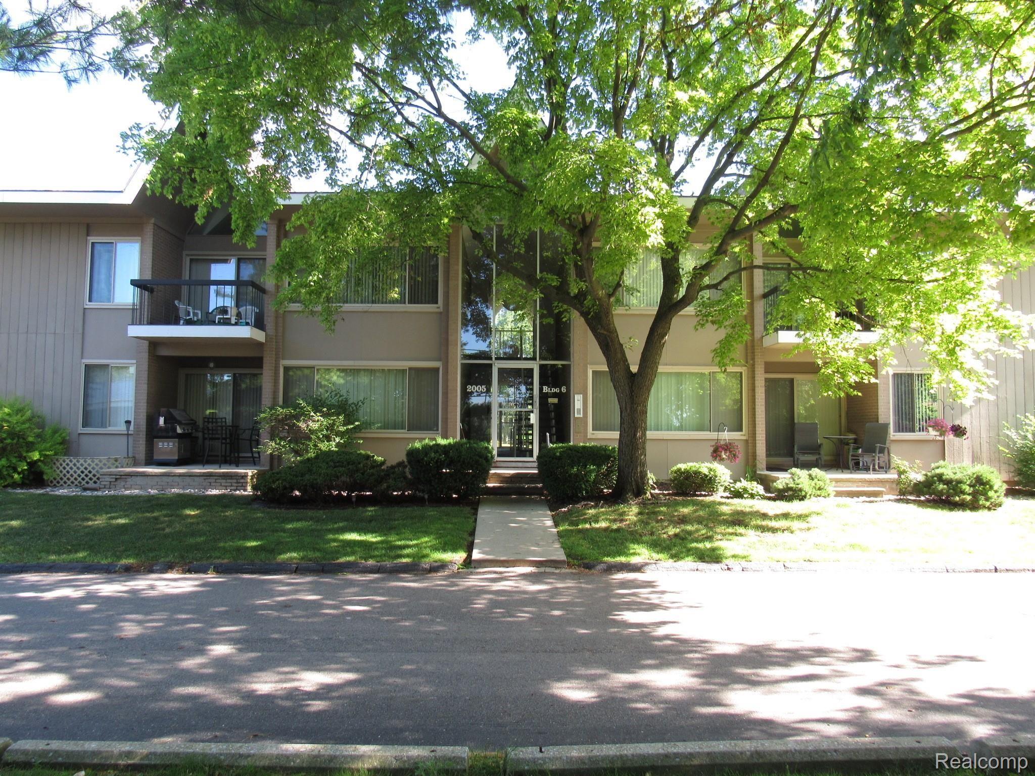 2005 Klingensmith Road, Unit 64 Bloomfield Hills, MI 48302 - Photo 31 of 43 2005 KLINGENSMITH BLOOMFIELD HILLS (97).JPG