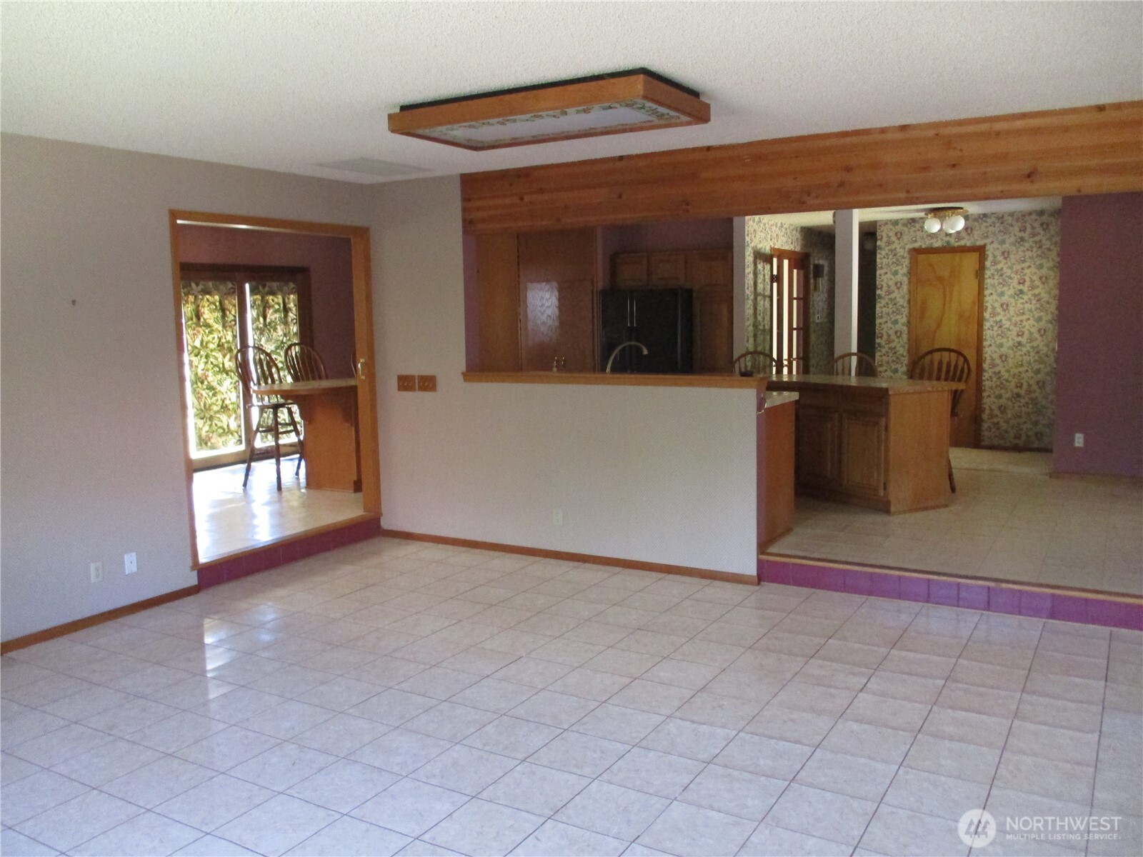 2499 Cottonwood Road Walla Walla, WA 99362 - Photo 7 of 19 a view of a living room with a large window