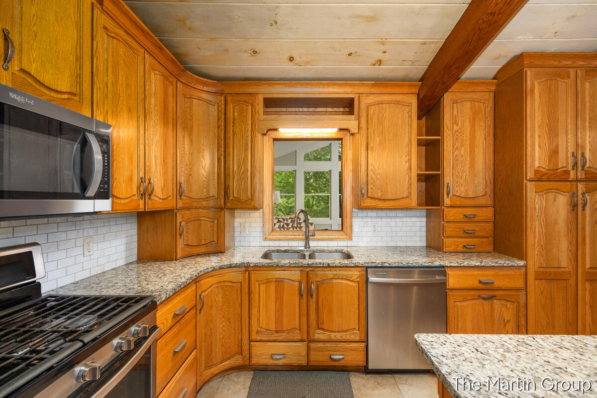 6610 Riga Avenue Northeast Rockford, MI 49341 - Photo 9 of 50 Large Kitchen