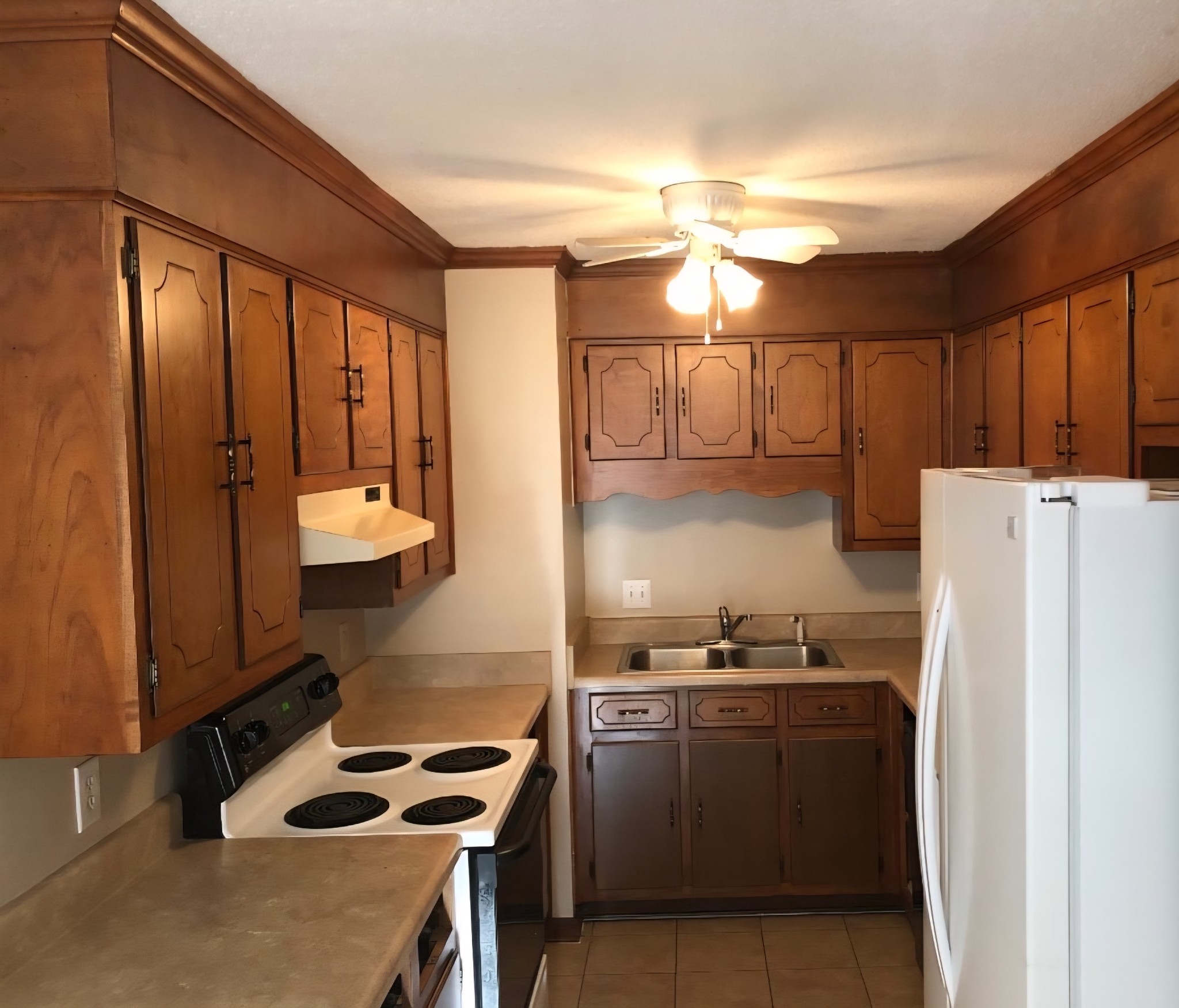217 Hunter Drive Columbia, TN 38401 - Photo 3 of 7 a kitchen with a refrigerator a stove and a sink