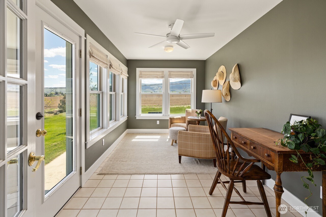 3920 Weaver Road Ellensburg, WA 98926 - Photo 10 of 40 a dining room with furniture and large windows