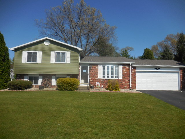 1303 Lakeview Bend Rochester, IN 46975 - Photo 1 of 27