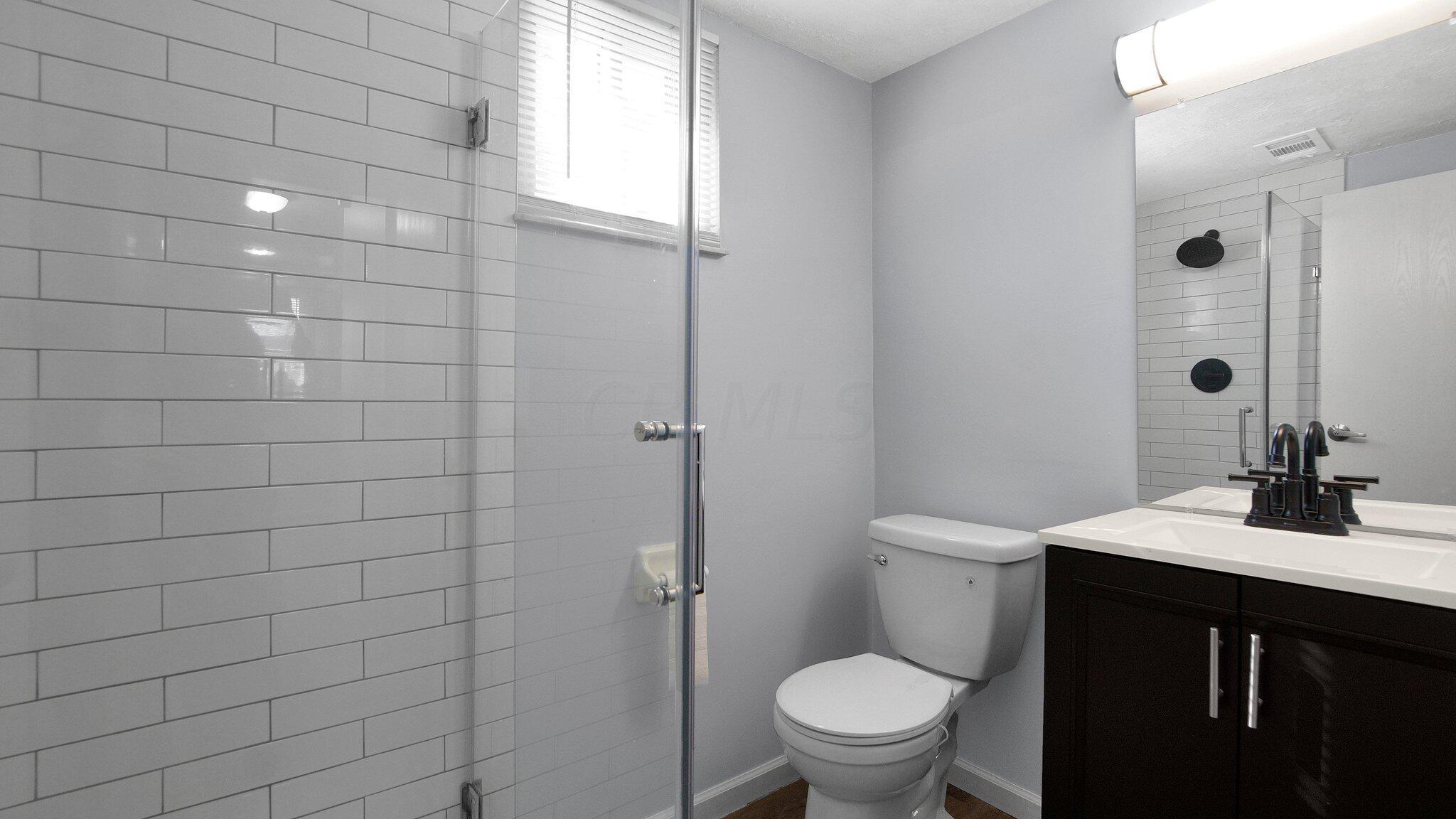 4901 Lyle Road Columbus, OH 43229 - Photo 9 of 16 Full bathroom.