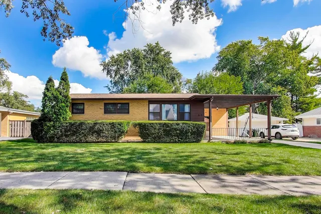 a view of a yard in front of a house