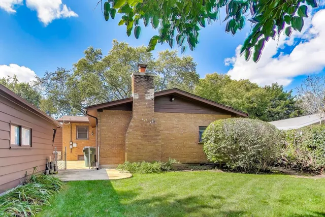 a view of a back yard of the house