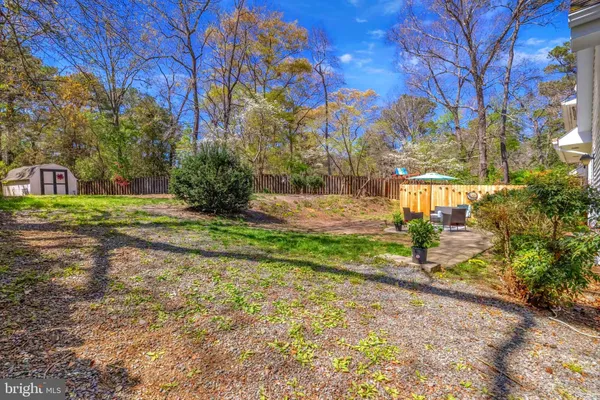 a view of a yard with a house