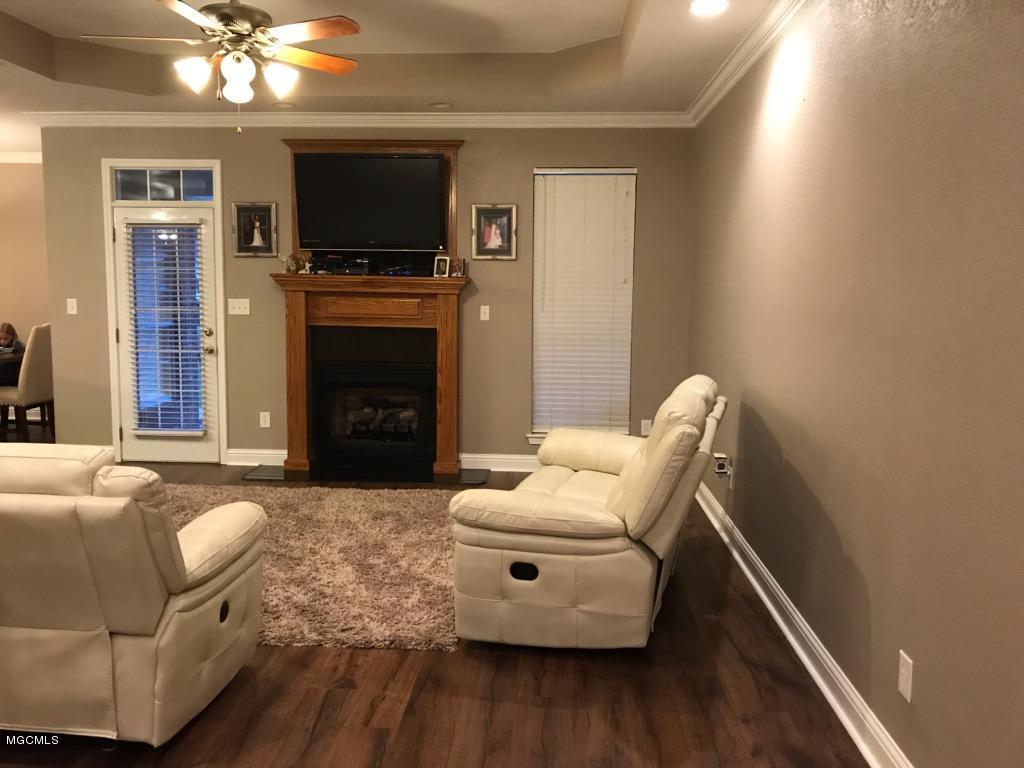 8917 Spring Avenue Ocean Springs, MS 39564 - Photo 8 of 16 Living Room