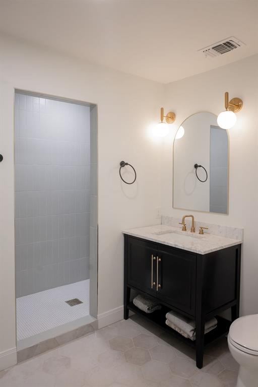 1132 Old Crawford Road Crawford, TX 76638 - Photo 30 of 40 a bathroom with a sink and a mirror
