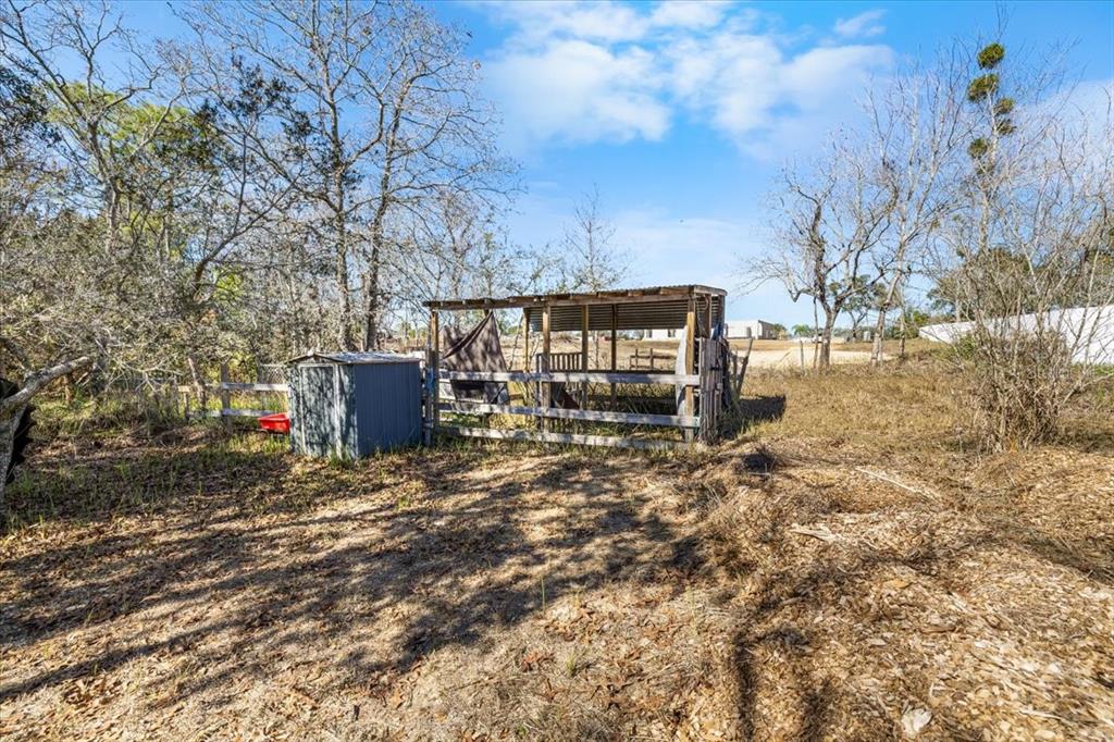 13205 Star Road Brooksville, FL 34613 - Photo 34 of 40 a backyard of a house with lots of green space