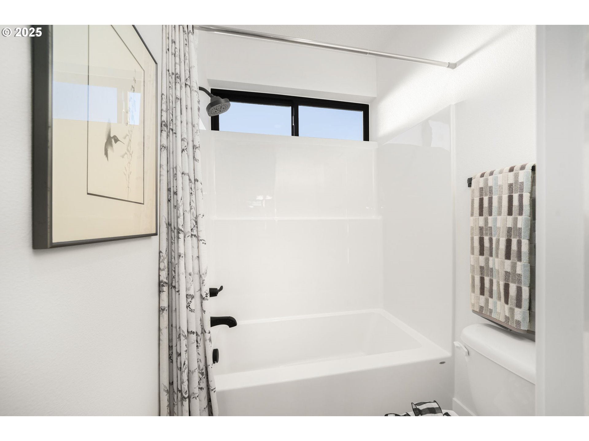 818 Northwest 173rd Street Ridgefield, WA 98642 - Photo 33 of 44 a bathroom with a shower and a bathtub