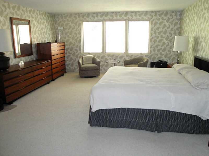 4 Elmhurst Road Green Tree, PA 15220 - Photo 14 of 25 Master Bedroom. The spacious en-suite master bedroom is a welcoming retreat. It measures 21x16.