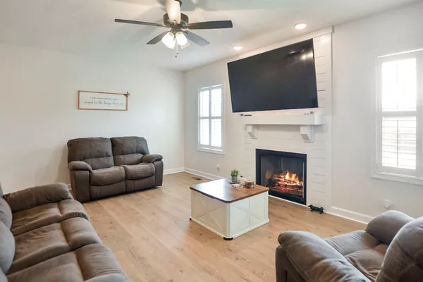 $2,300 | 2058 Ireland Way, Clarksville, TN 37042