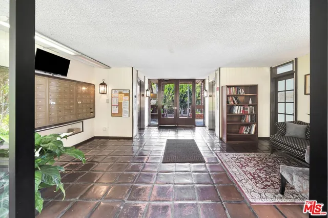 a plant that is in front of flowers