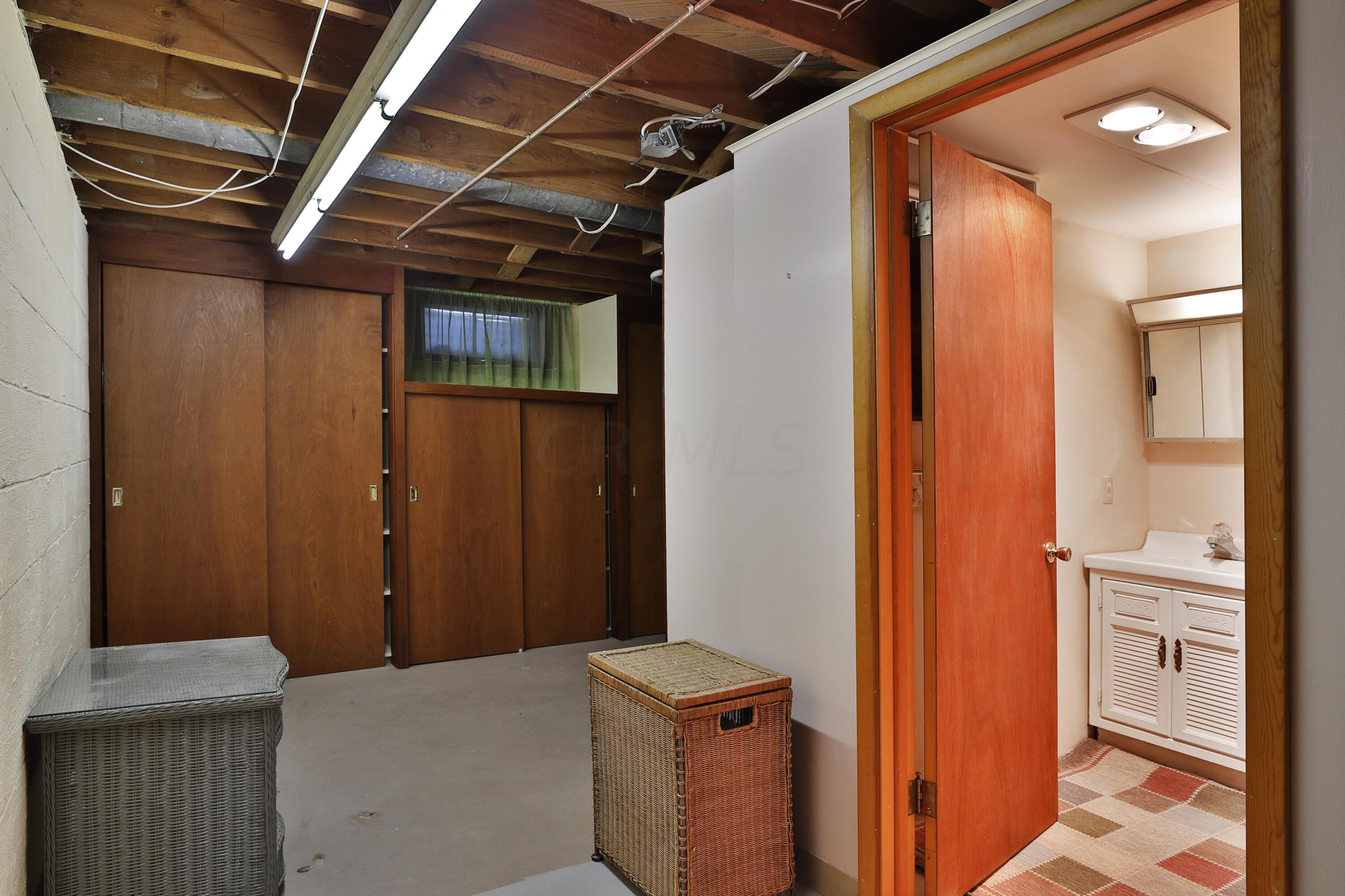 810 Salisbury Road Columbus, OH 43204 - Photo 22 of 34 Basement full bath & storage room