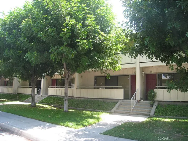 a view of a yard in front of house
