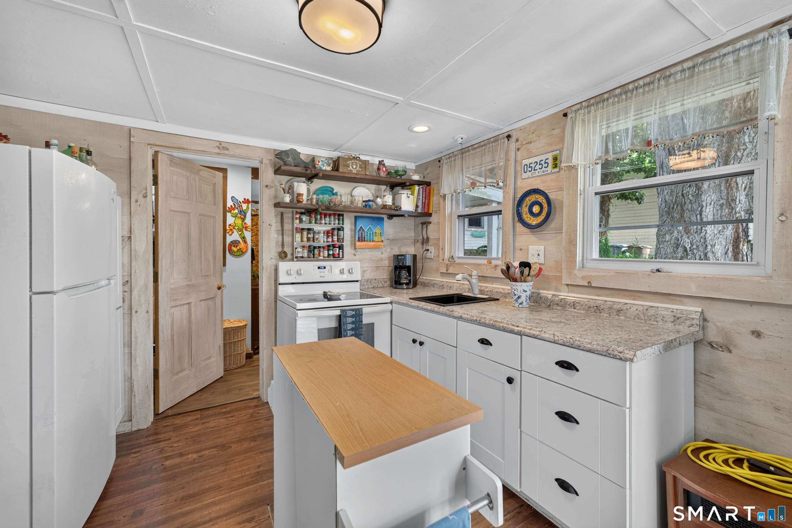 190 Giants Neck Road East Lyme, CT 06357 - Photo 4 of 26 Gallery Image 4