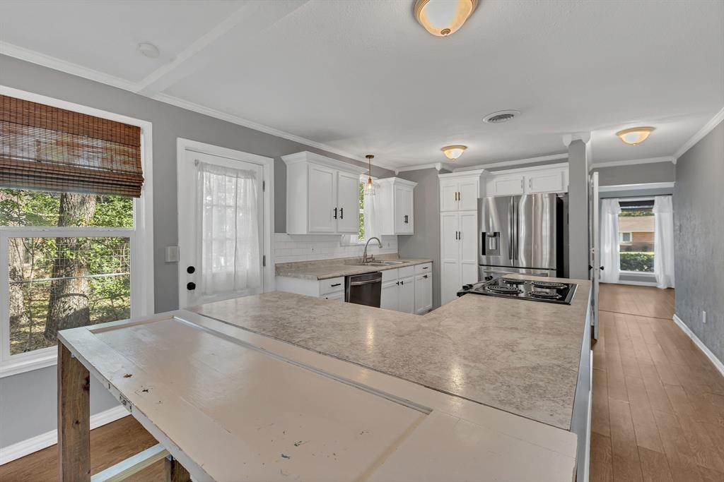 1815 North Riverside Drive Fort Worth, TX 76111 - Photo 10 of 30 Fridge remains with the property.