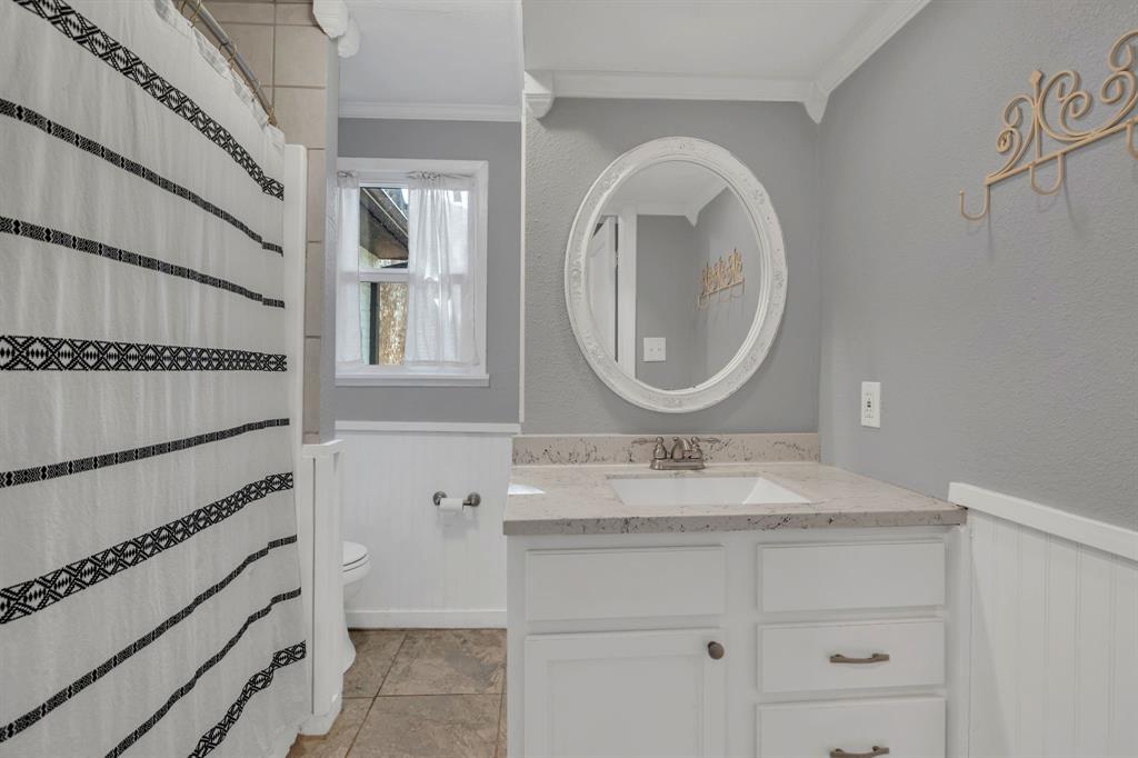 1815 North Riverside Drive Fort Worth, TX 76111 - Photo 19 of 30 Secondary full bath.