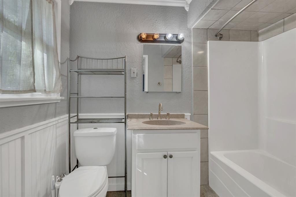 1815 North Riverside Drive Fort Worth, TX 76111 - Photo 22 of 30 Primary ensuite bathroom.