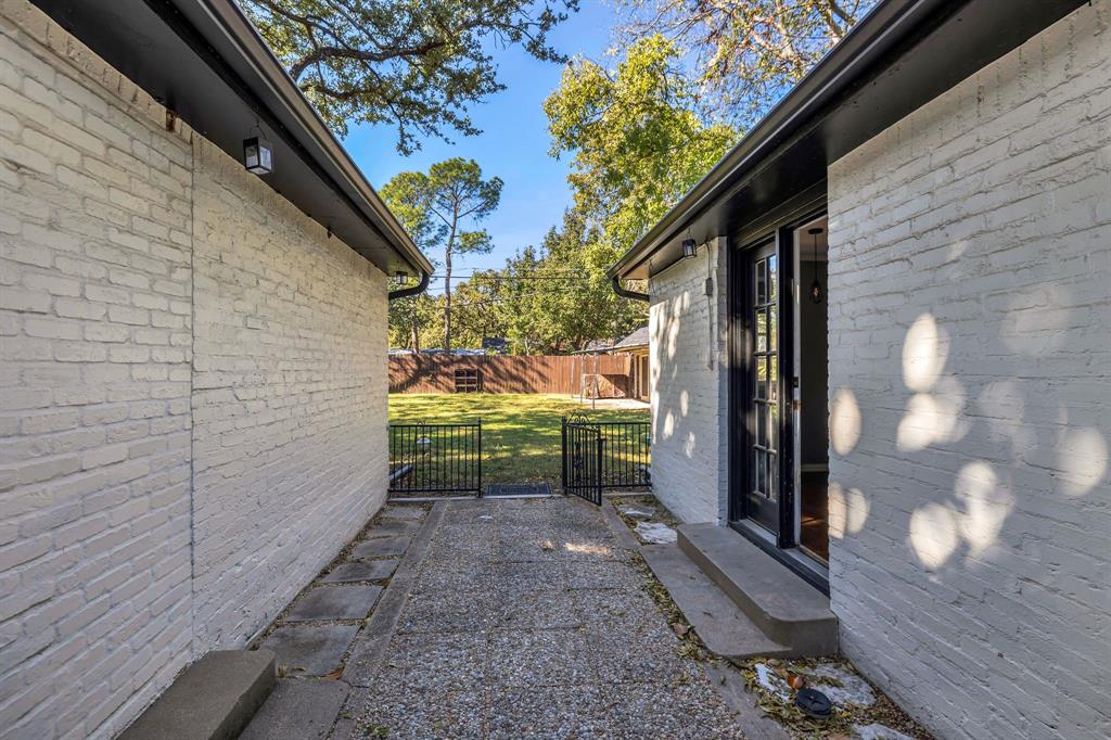 1815 North Riverside Drive Fort Worth, TX 76111 - Photo 23 of 30 Use your imagination to furnish the adorable courtyard.