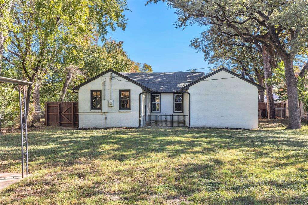1815 North Riverside Drive Fort Worth, TX 76111 - Photo 26 of 30 Backyard view of courtyard.